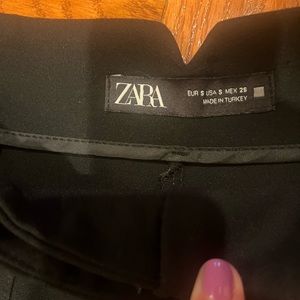 Womens Zara black pants! 2front pockets, no back pockets.Pho pleats